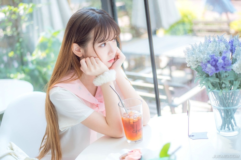 “先生上座。”默契达成，接下来的气氛，自然进入到一种友好的氛围之中。